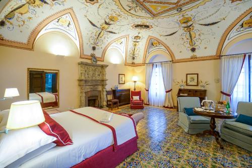 una camera d'albergo con letto e camino di Hotel Villa Cimbrone a Ravello