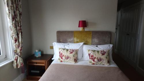 A bed or beds in a room at 17 Wilmington Square 