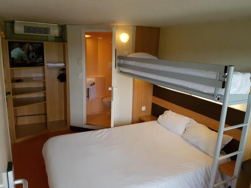 A bed or beds in a room at Premiere Classe Amiens Est - Glisy