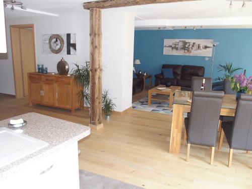 une cuisine et un salon avec une table et un canapé dans l'établissement L'APPART D'ANNE, à Ribeauvillé