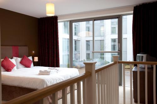Cama o camas de una habitación en The Spires Serviced Apartments Birmingham