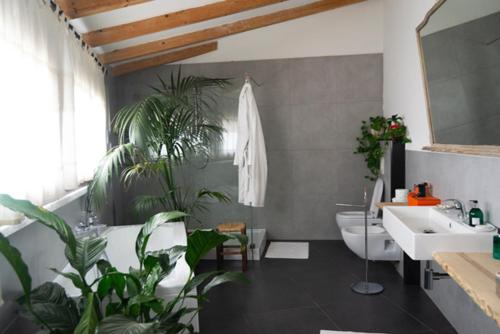 Irgoli的住宿－Gulf of Orosei Luxury Mediterranean House，带浴缸、盥洗盆和卫生间的浴室