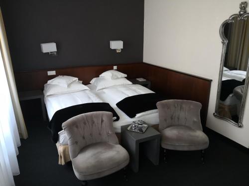 A bed or beds in a room at Hotel Lindenhof