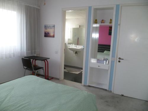 Koupelna v ubytování Double room with ensuite bathroom at Datacom building