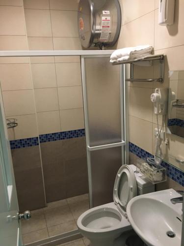 Salle de bains dans l'établissement Home Inn