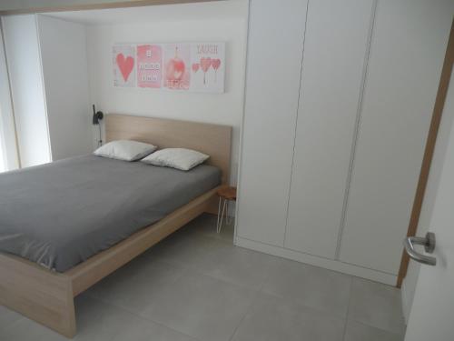 sypialnia z łóżkiem i białą ścianą w obiekcie Casas Holiday - El Mirador de Villamartin w mieście Los Dolses