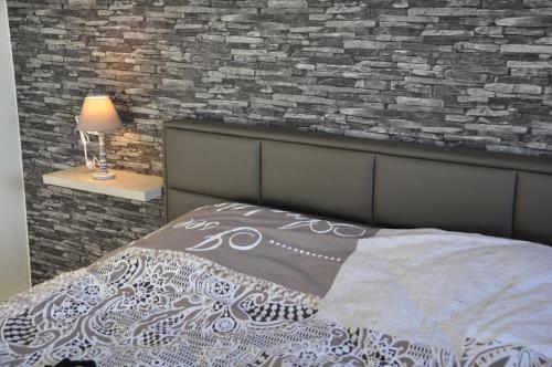 Een bed of bedden in een kamer bij Place 2 SEA - Appartement frontaal zeezicht - strand - Zeedijk - nabij Brugge