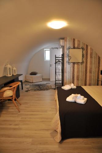 een kamer met een bed met twee handdoeken erop bij Casa tra Borgo e Mare in Monopoli