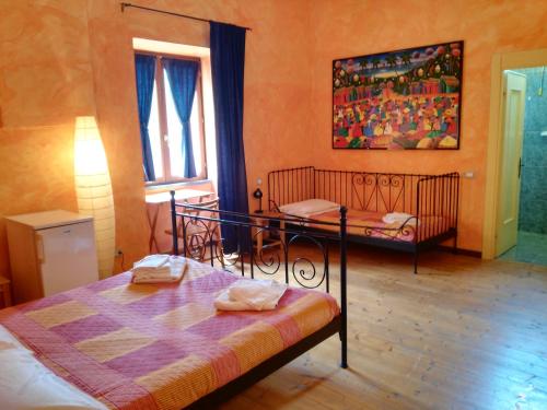 リッコ・デル・ゴルフォ・ディ・スペーツィアにあるVaravventuraのベッドルーム1室(ベッド2台、窓付)