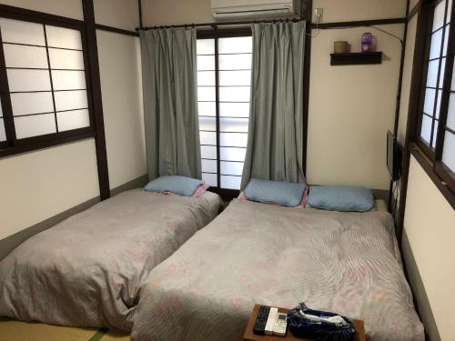 Кровать или кровати в номере Ryokoheya Awajikan