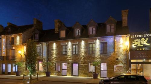 un edificio con un'auto parcheggiata di fronte di The Originals Boutique, Hôtel Le Lion d'Or, Fougères Ouest (Inter-Hotel) a Les Portes du Coglais