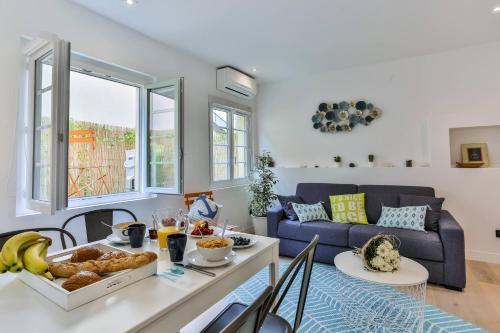 un salon avec une table avec de la nourriture dessus dans l'établissement MY CASA - LA CIVETTE, à Nice