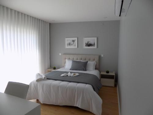 um quarto com uma cama com dois bichos de peluche em CMB Guesthouse em Apúlia