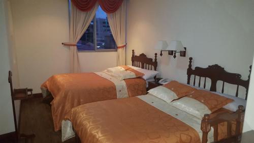 Cette chambre comprend 2 lits et une fenêtre. dans l'établissement Hotel Hangas Mayo, à Ipiales