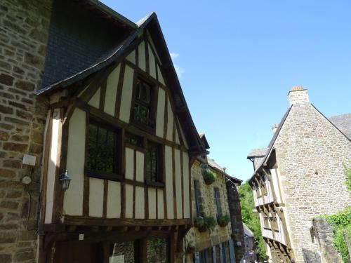 an old building in the middle of a street at Mahe in Plancoët