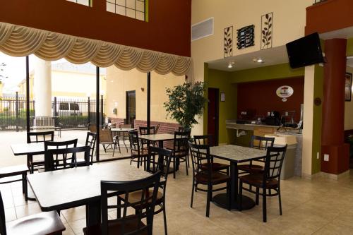 Restoran atau tempat lain untuk makan di Super 8 by Wyndham Intercontinental Houston TX