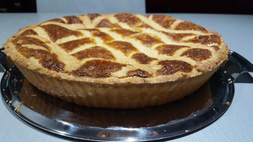 a pie sitting on a plate on a table at Altebas in Nogaredo di Prato