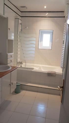 une salle de bain avec une douche, une baignoire et un lavabo dans l'établissement Chambre d'hôtes Liz'A, à Saint-Côme-de-Fresné