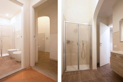 2 imágenes de un baño con ducha y aseo en Almadelena Guest House, en Pisa