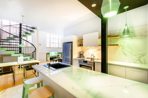 une cuisine avec un grand comptoir et un escalier dans l'établissement Les Lofts St-Pierre - Par Les Lofts Vieux-Québec, à Québec
