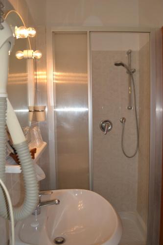 Ett badrum på Hotel Villa Camilla