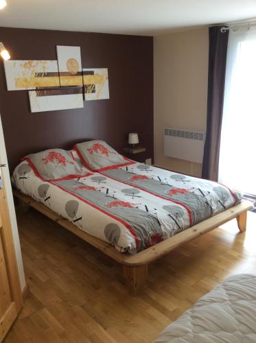 een slaapkamer met een bed in een kamer met: bij Chambre d hôtes du lac in Echallon