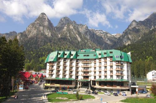 Nespecifikovaný výhled na hory nebo výhled na hory při pohledu z hotelu