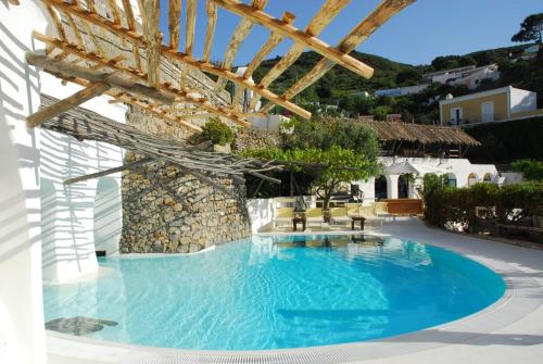 una piscina en medio de una villa en Grand Hotel Santa Domitilla, en Ponza