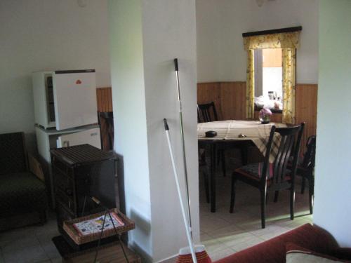 Il comprend une cuisine et une salle à manger avec un réfrigérateur et une table. dans l'établissement Zrinyi u. 16., à Vonyarcvashegy