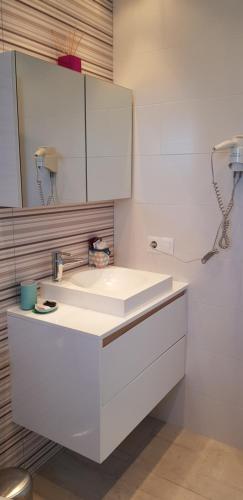 Los Gracioseros Apt 207