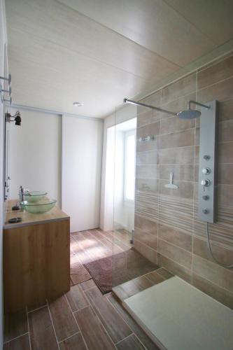 une salle de bain avec douche et lavabo dans l'établissement NAT-SEB 13 Avenue de Beaulieu, à Marennes