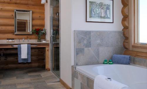 un bagno con una grande vasca e un lavandino di Courtwood Inn a Murphys