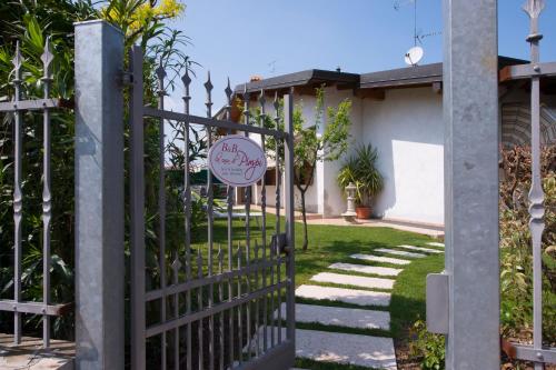 a gate with a sign in front of a house at La Casa di Pimpi in Desenzano del Garda
