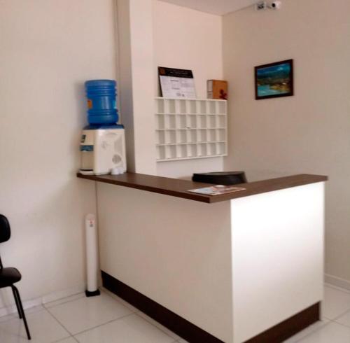 a white counter in a room with a counter top at Pousada Oluap in Mairiporã