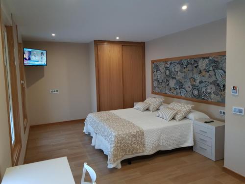 a bedroom with a bed in a room at Casa Chelo Alojamientos Turisticos in Mazaricos
