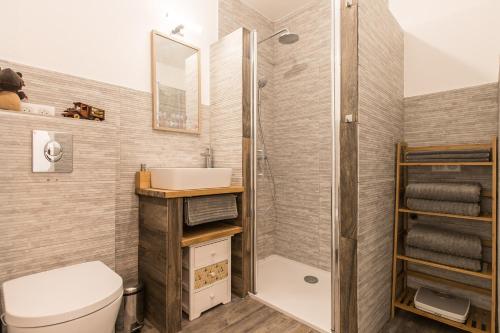a bathroom with a toilet and a shower at Beautiful Apartment near Monaco in Roquebrune-Cap-Martin