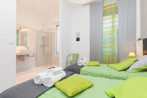 - 2 lits dans une chambre avec salle de bains dans l'établissement ZEN 2 pièces 3 étoiles, plein centre cannes, à 5mn des plages et du palais, à Cannes