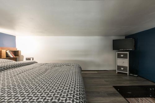 ロクブリュヌ・カップ・マルタンにあるMezzanine Studio near Monacoのベッドルーム1室(ベッド2台、薄型テレビ付)