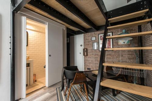 Cette chambre comprend une mezzanine, une table et des chaises. dans l'établissement Mezzanine Studio near Monaco, à Roquebrune-Cap-Martin