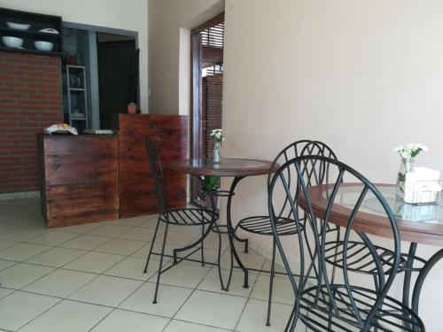 a room with two tables and chairs and a kitchen at Mi Bella Santa Cruz in Santa Cruz de la Sierra