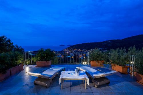 Villa con piscina por la noche en Borgo dell'Uccellaia - Smeraldo - Ametista en Marciana Marina