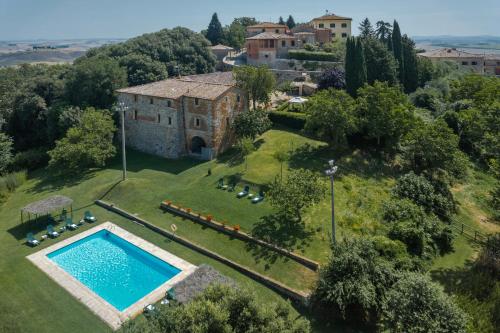 an aerial view of an estate with a swimming pool at Appartamenti Villa e Fattoria di Radi Tuscany in Monteroni dʼArbia
