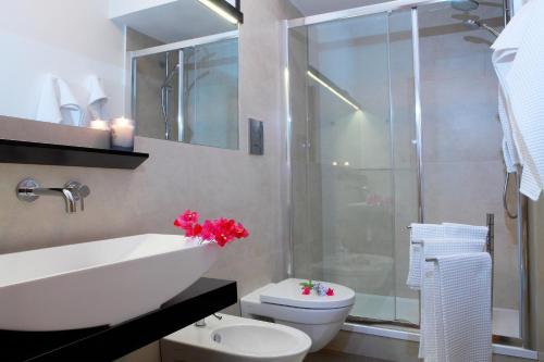 een badkamer met een douche, een toilet en een wastafel bij Luna Rossa in Castel di Tusa