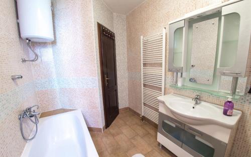 y baño con lavabo y espejo. en Guesthouse Stari Grad, en Mostar