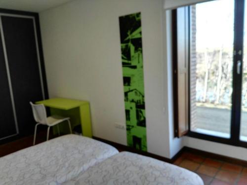 - une chambre avec 2 lits, une fenêtre et un bureau dans l'établissement Carrecalzada, à Melgar de Fernamental