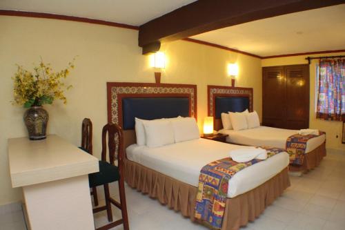Кровать или кровати в номере Suites Cancun Center