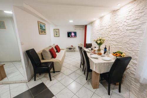 ein Wohnzimmer mit einem Tisch und einem Sofa in der Unterkunft Apartment and Room Old town in Split