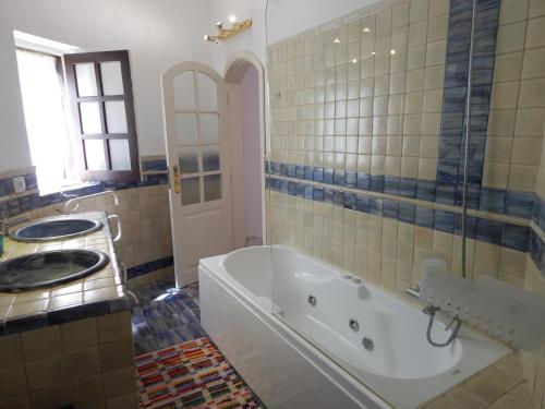 Phòng tắm tại Villa Sol e Mar