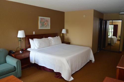 เตียงในห้องที่ Ontario Airport Inn