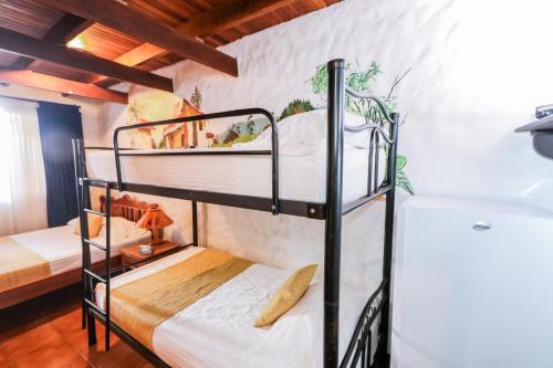 a bedroom with two bunk beds in a room at Hotel Flor Blanca in Manuel Antonio